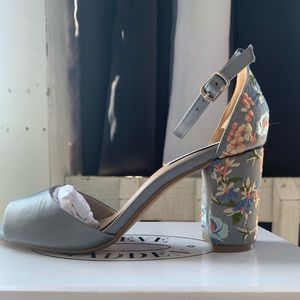 NWT STEVE MADDEN EMBROIDERED HEELS